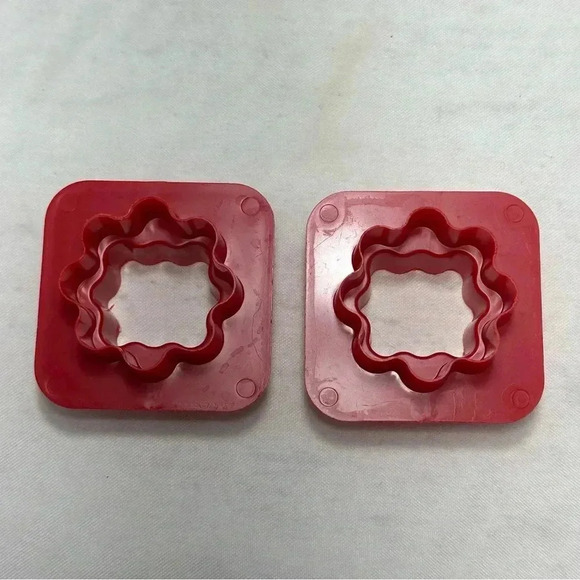 Tupperware Canape Cutter Red Plastic Set of 2 Cookie Garnish Appetizers - Picture 3 of 5